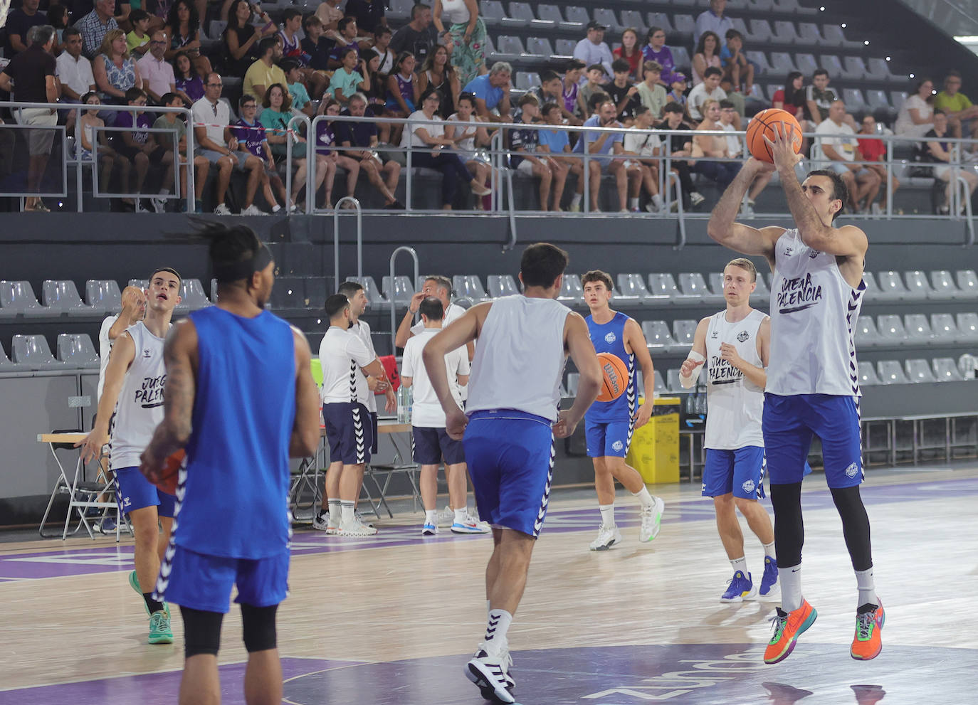 El Palencia Baloncesto muestra sus armas al público en el Pabellón