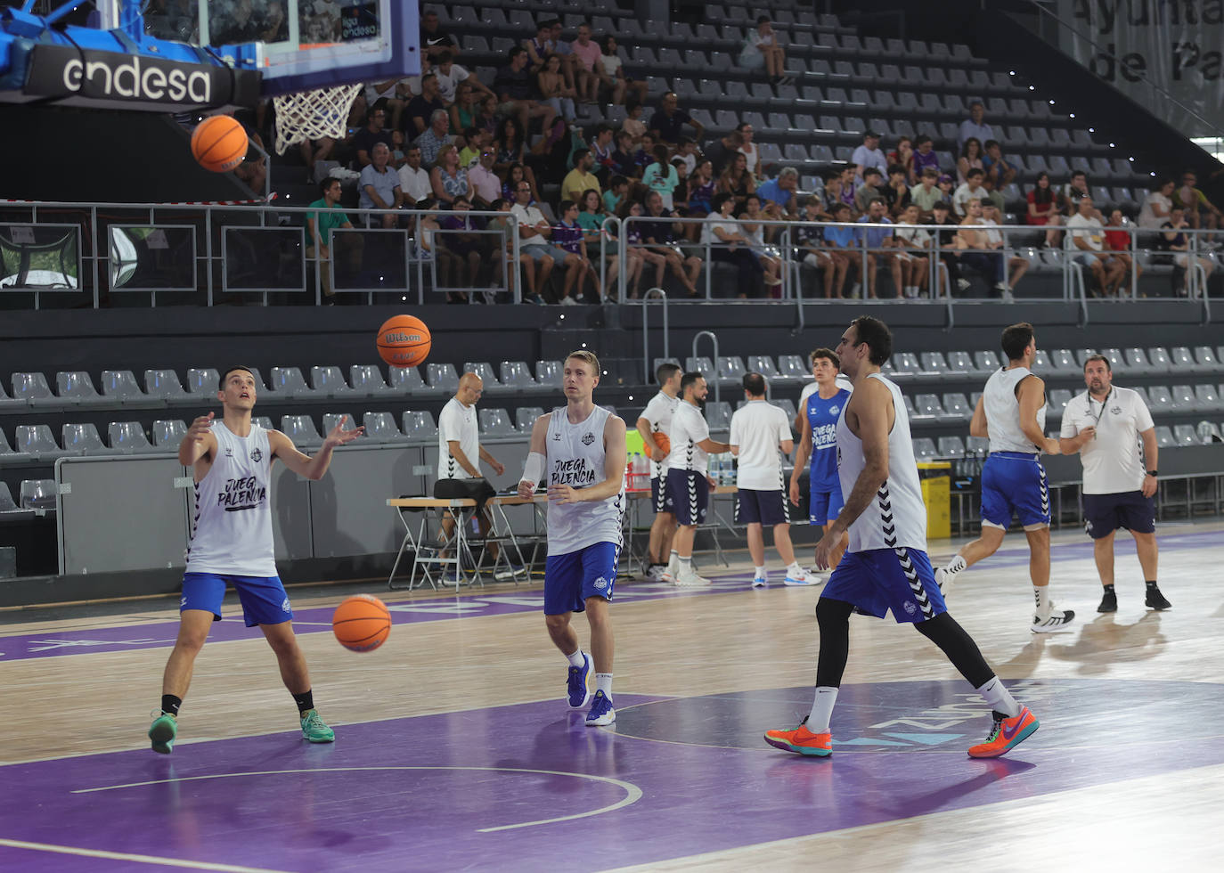 El Palencia Baloncesto muestra sus armas al público en el Pabellón