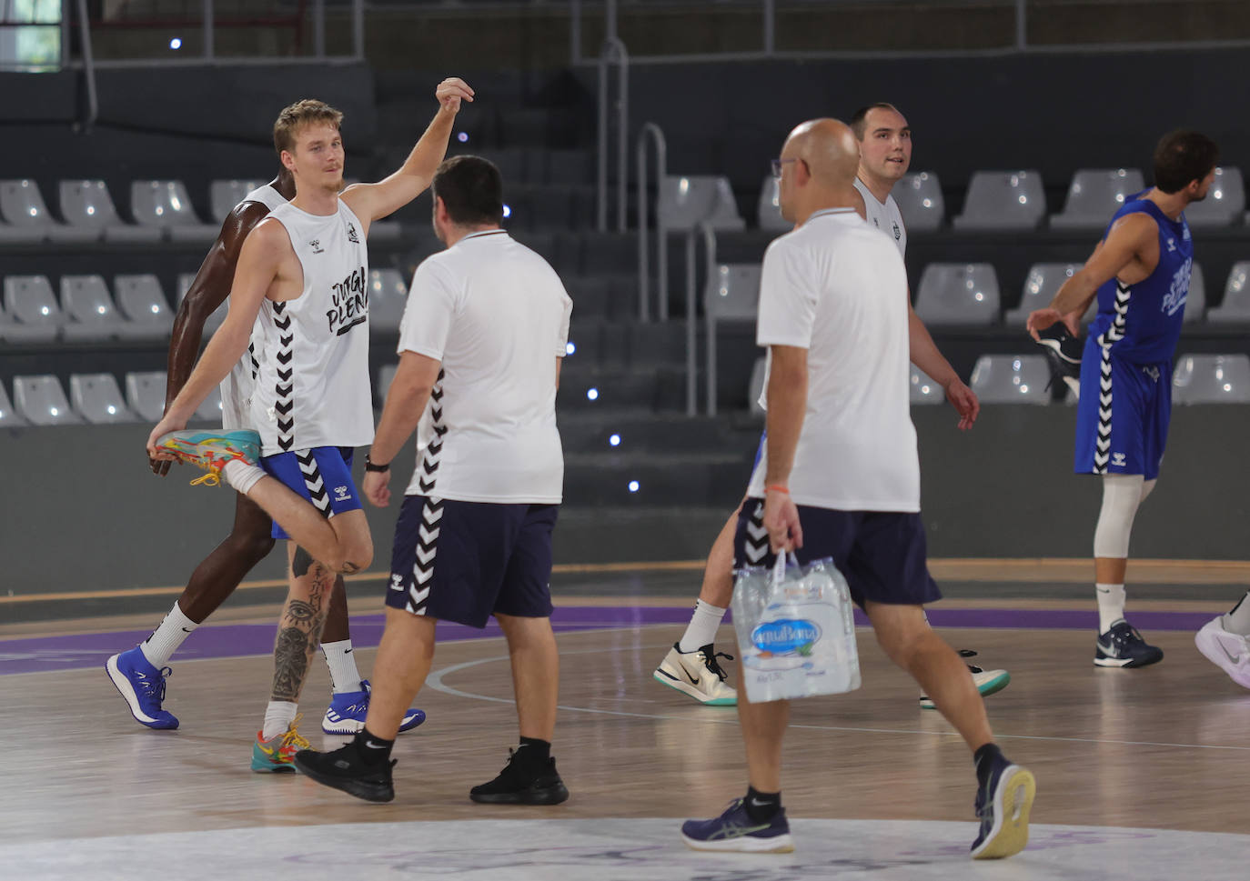 El Palencia Baloncesto muestra sus armas al público en el Pabellón