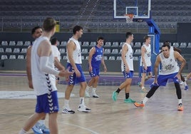 La plantilla del Palencia Baloncesto entrena ante la afición, este viernes en el Pabellón Municipal.