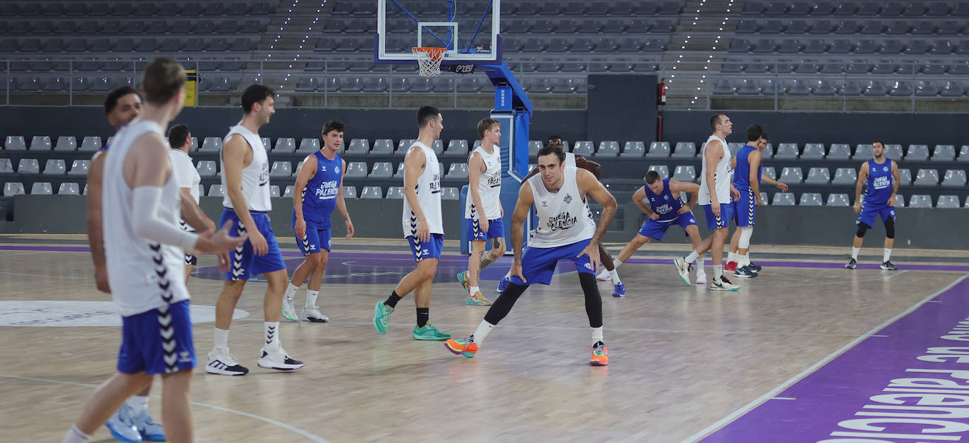 El Palencia Baloncesto muestra sus armas al público en el Pabellón