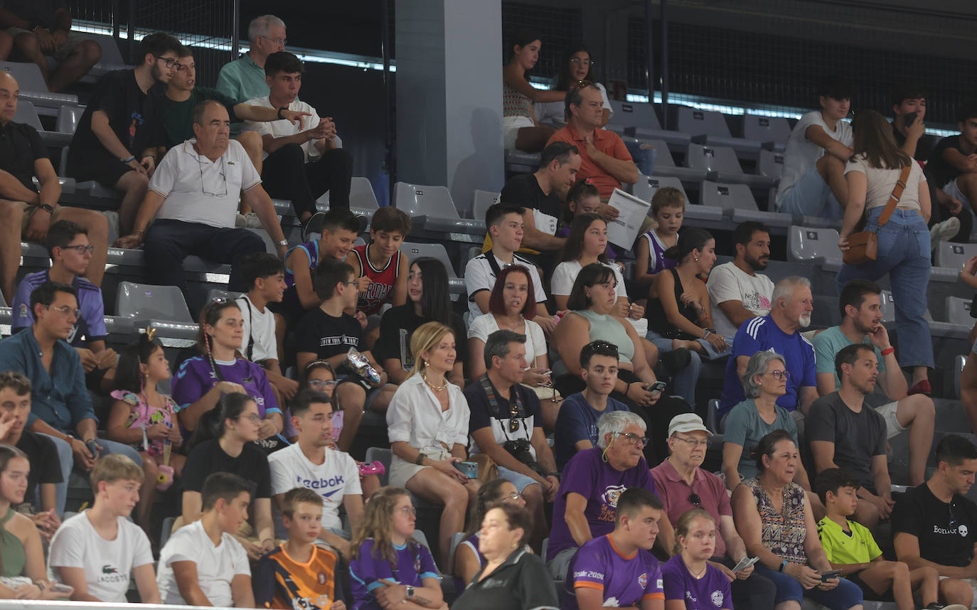 El Palencia Baloncesto muestra sus armas al público en el Pabellón