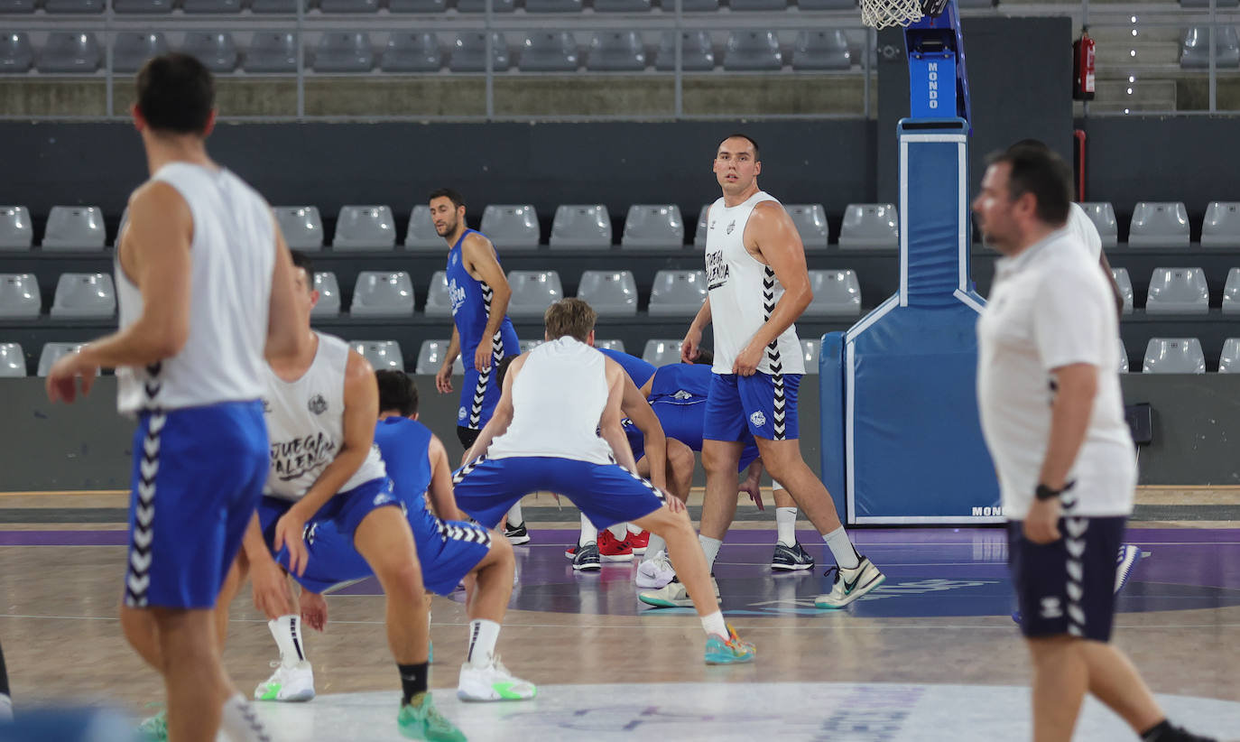 El Palencia Baloncesto muestra sus armas al público en el Pabellón