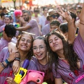 Valladolid se tiñe de color en el tradicional desfile de peñas