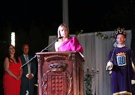 Samsara López enunciando el pregón de San Antolín