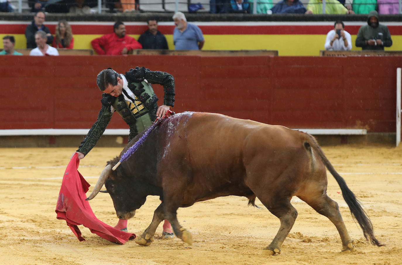 La lluvia no impide a Morante reconciliarse con Palencia