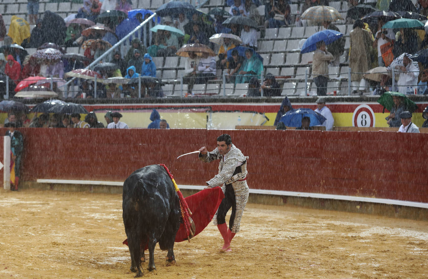 La lluvia no impide a Morante reconciliarse con Palencia