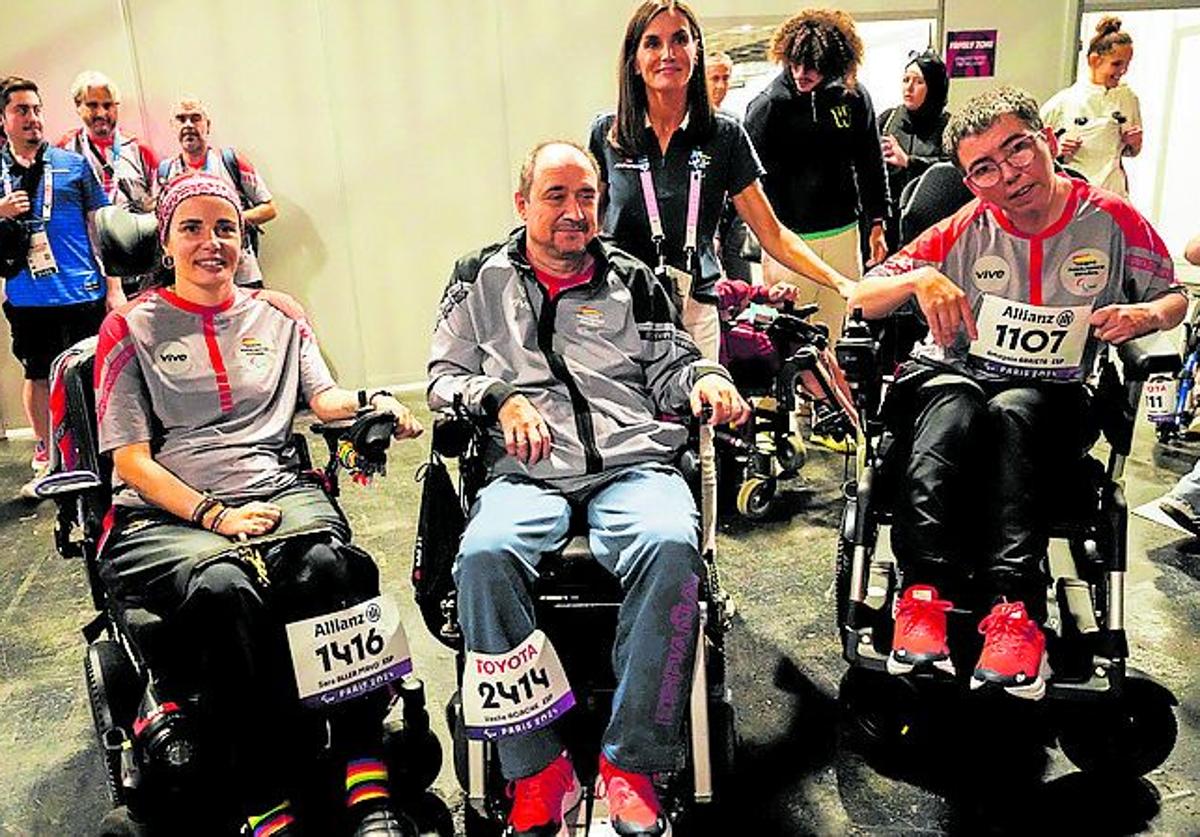 La reina Letizia saluda a los jugadores de boccia después de competir.