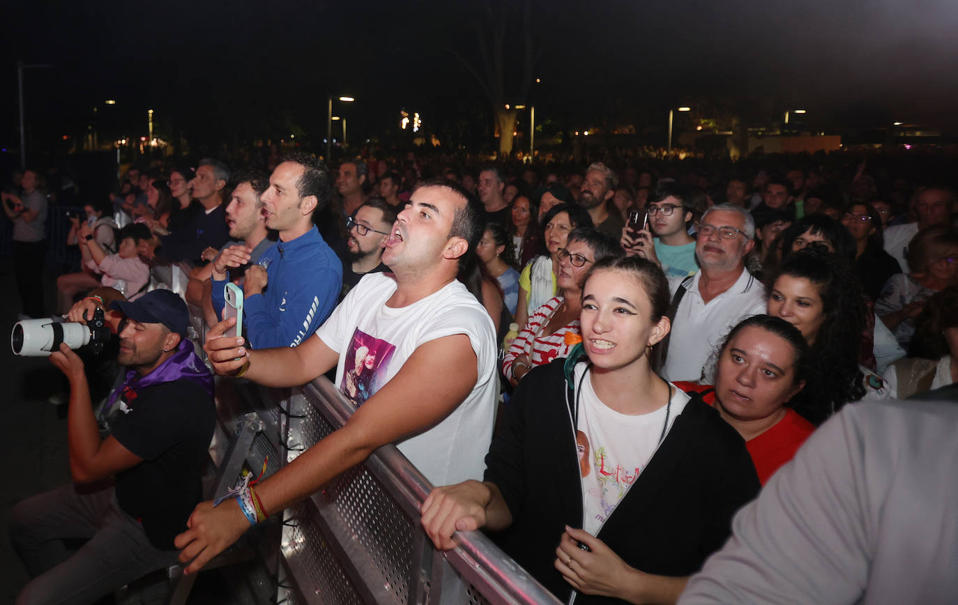 Rozalén llena el parque del Salón con su música