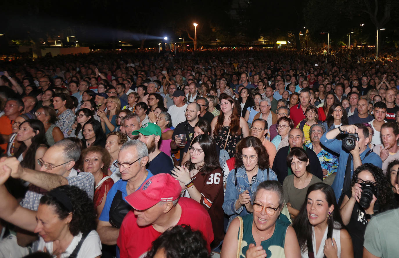 Rozalén llena el parque del Salón con su música