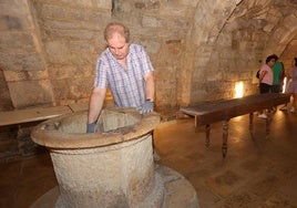 Ignacio Delgado, campanero y relojero de la Catedral de Palencia, prepara la Cripta para repartir el agua el día de San Antolín.