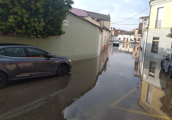 Las calles de Pedreajas, anegadas por la tromenta.