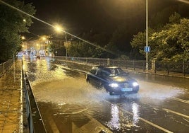 Un coche atraviesa una balsa de agua en el puente sobre el Eresma de Vía Roma.