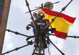 La multitudinaria colocación de la bandera de las fiestas de San Antolín, en imágenes