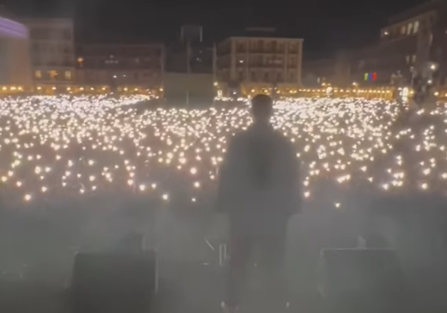 Imagen de la Plaza Mayor de Valladolid durante el concierto de Omar Montes.