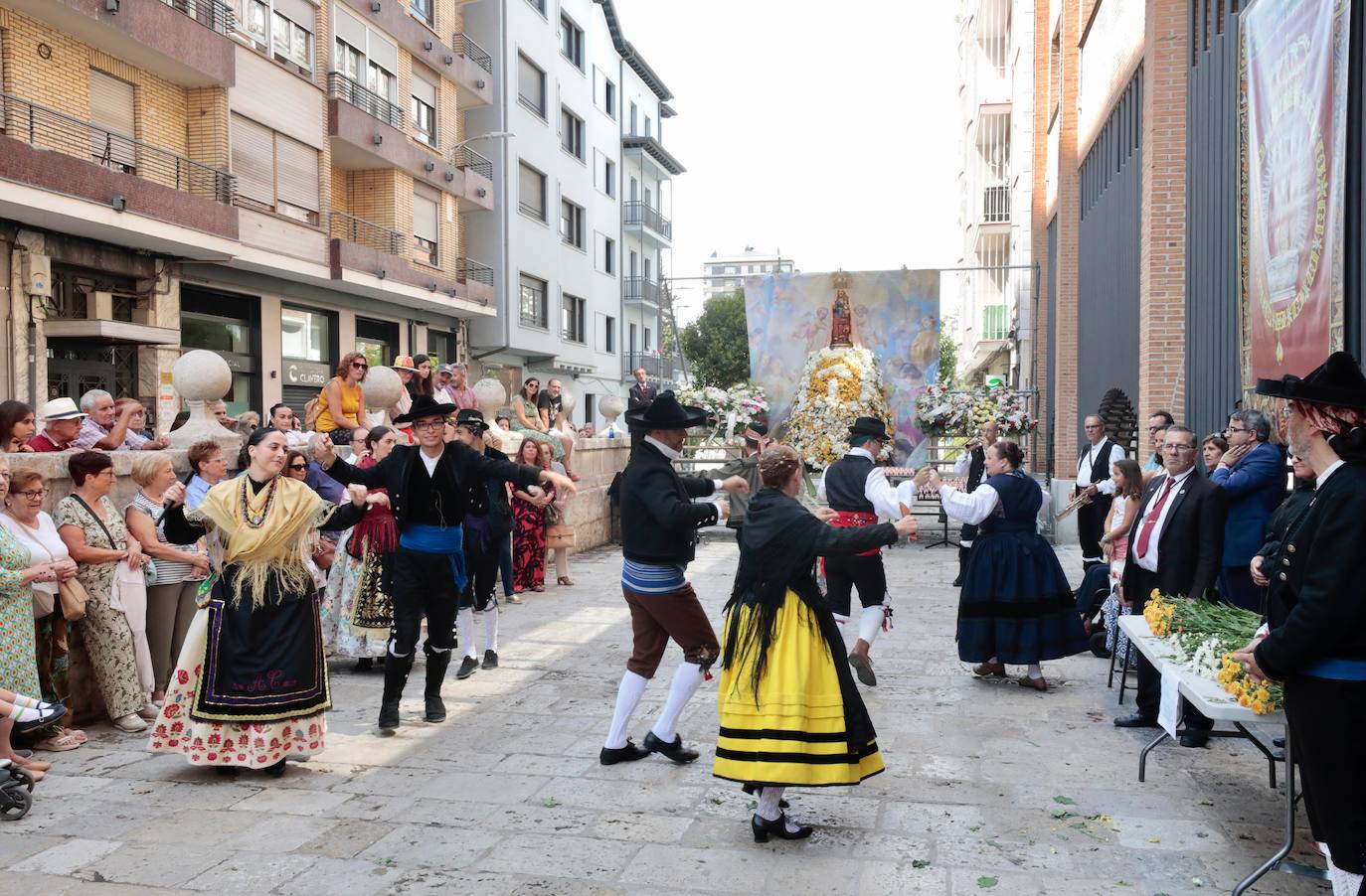 La ofrenda floral a la patrona de ciudad, en imágenes