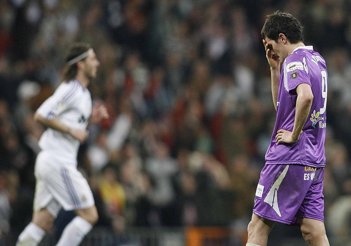 Joseba Llorente se lamenta tras el 7-0 encajado por el Real Valladolid ante el Real Madrid en el Bernabéu en 2008