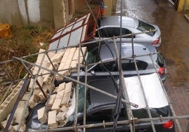 Un muro se cayó el sábado sobre varios coches estacionados en Medina de Rioseco.