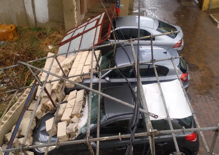 Un muro se cayó el sábado sobre varios coches estacionados en Medina de Rioseco.