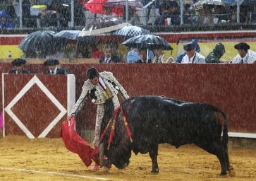 Morante se reconcilia con Palencia, a pesar del aguacero que embarró la tarde