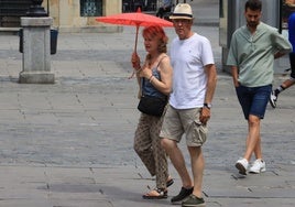 Sombreros y paraguas han servido para protegerse del calor.