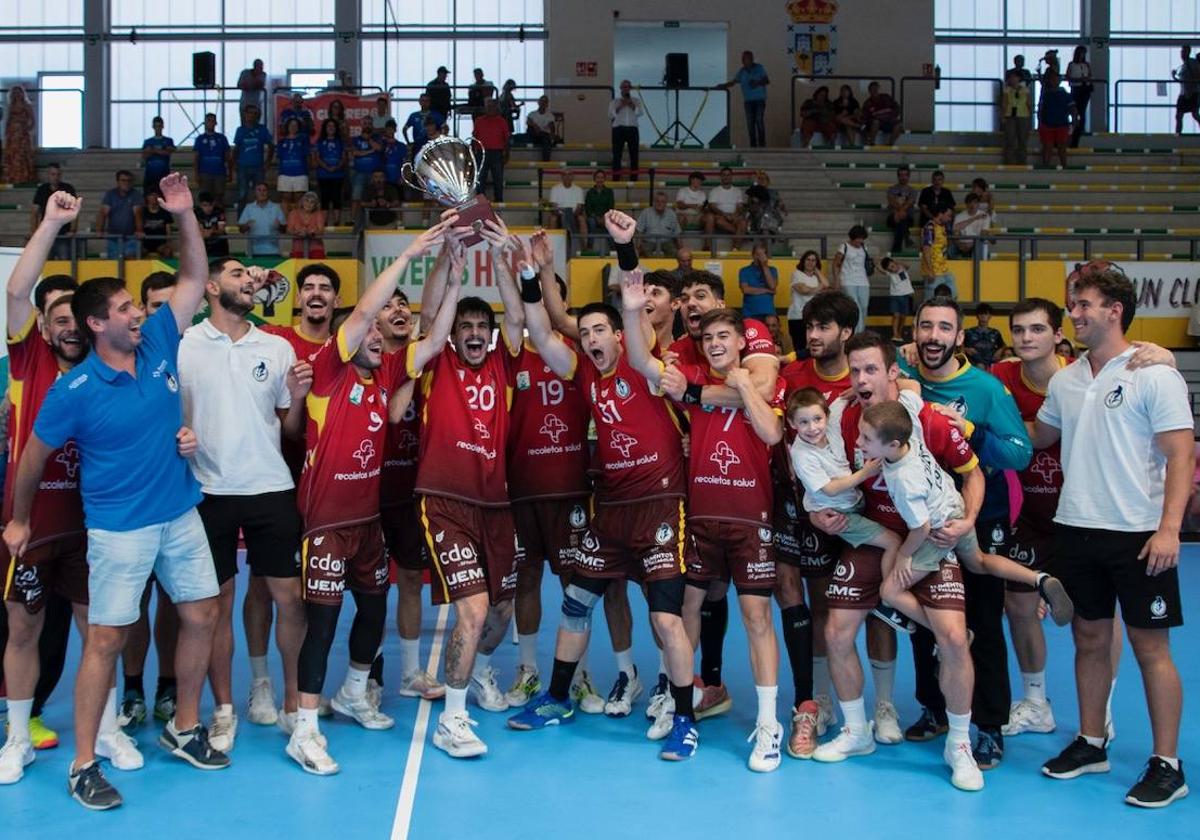 Los jugadores del Recoletas Atlético levantan la Copa de campeones de Castilla y León.