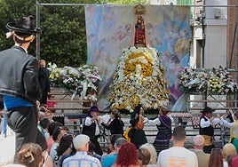 Jotas ante la réplica de la Virgen de San Lorenzo en el exterior de la iglesia donde se guarda.