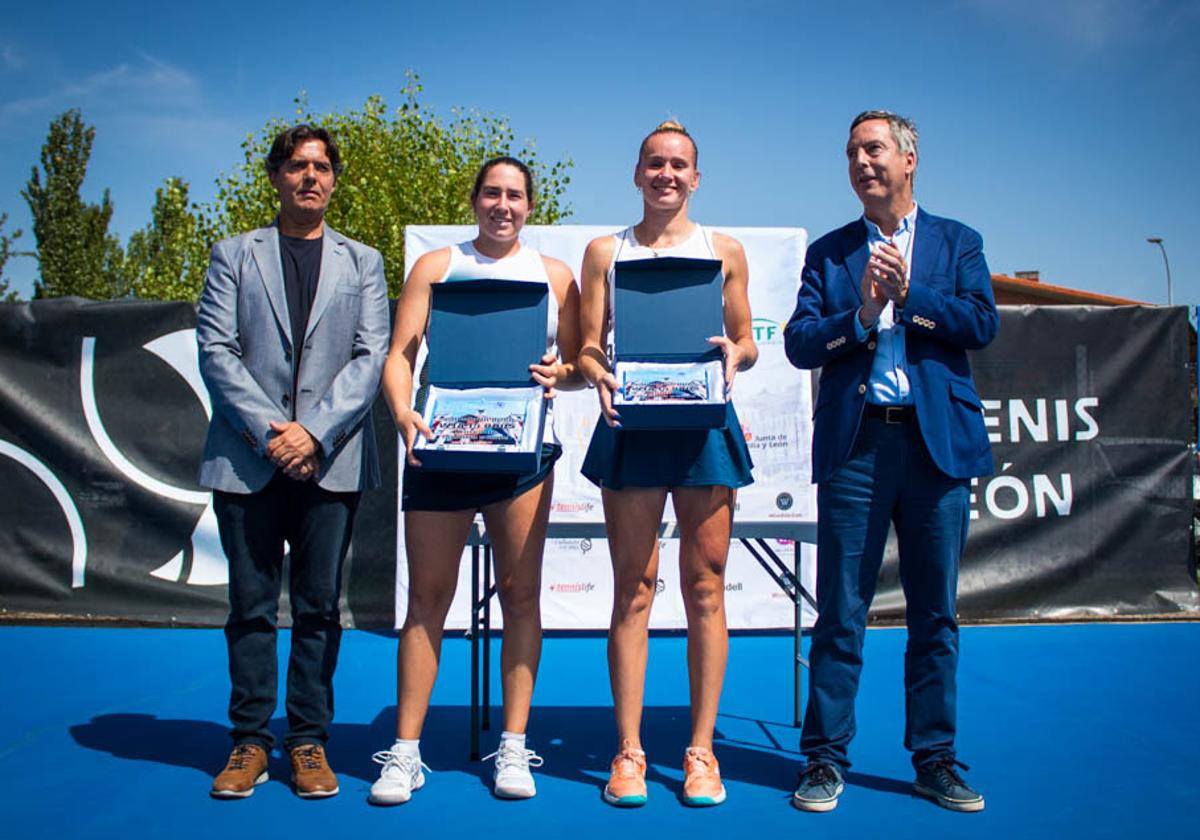 Campeona y finalista posan junto a José Luis Corujo (i) y Enrique Sánchez Guijo, director general de Deportes de la Junta.