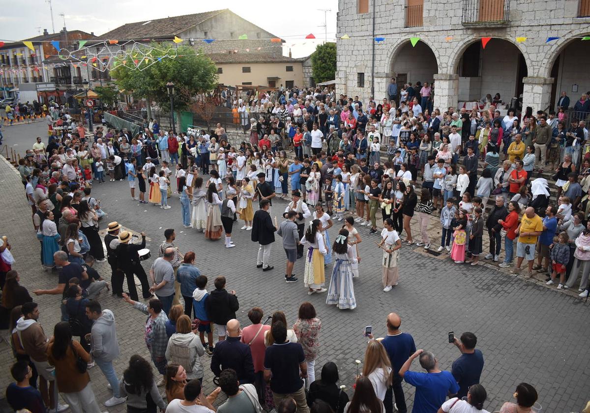 Vista general de la feria con los danzantes de paloteo en el centro