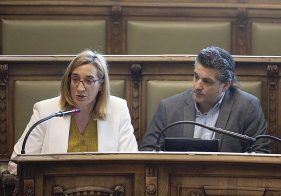 Los concejales de Toma la Palabra en el Ayuntamiento de Valladolid, Rocío Anguita y Jonathan Racionero, en un pleno anterior.