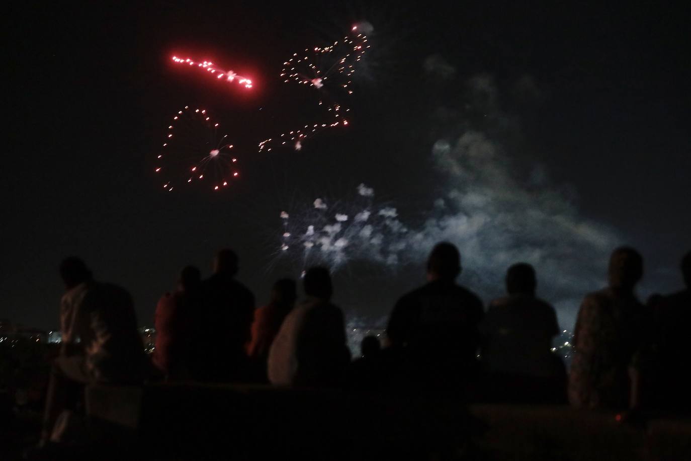 Los primeros fuegos artificiales, en imágenes