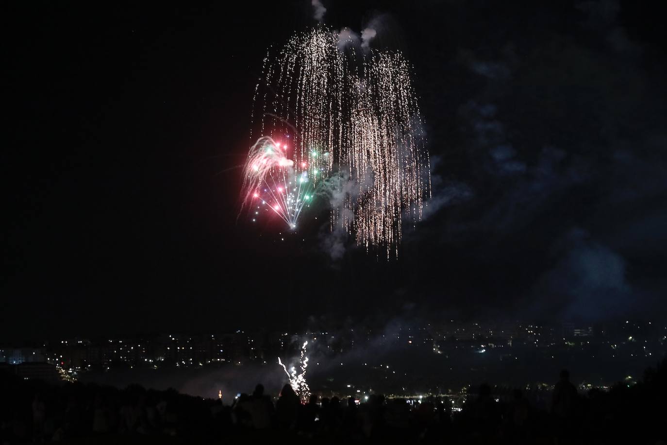 Los primeros fuegos artificiales, en imágenes