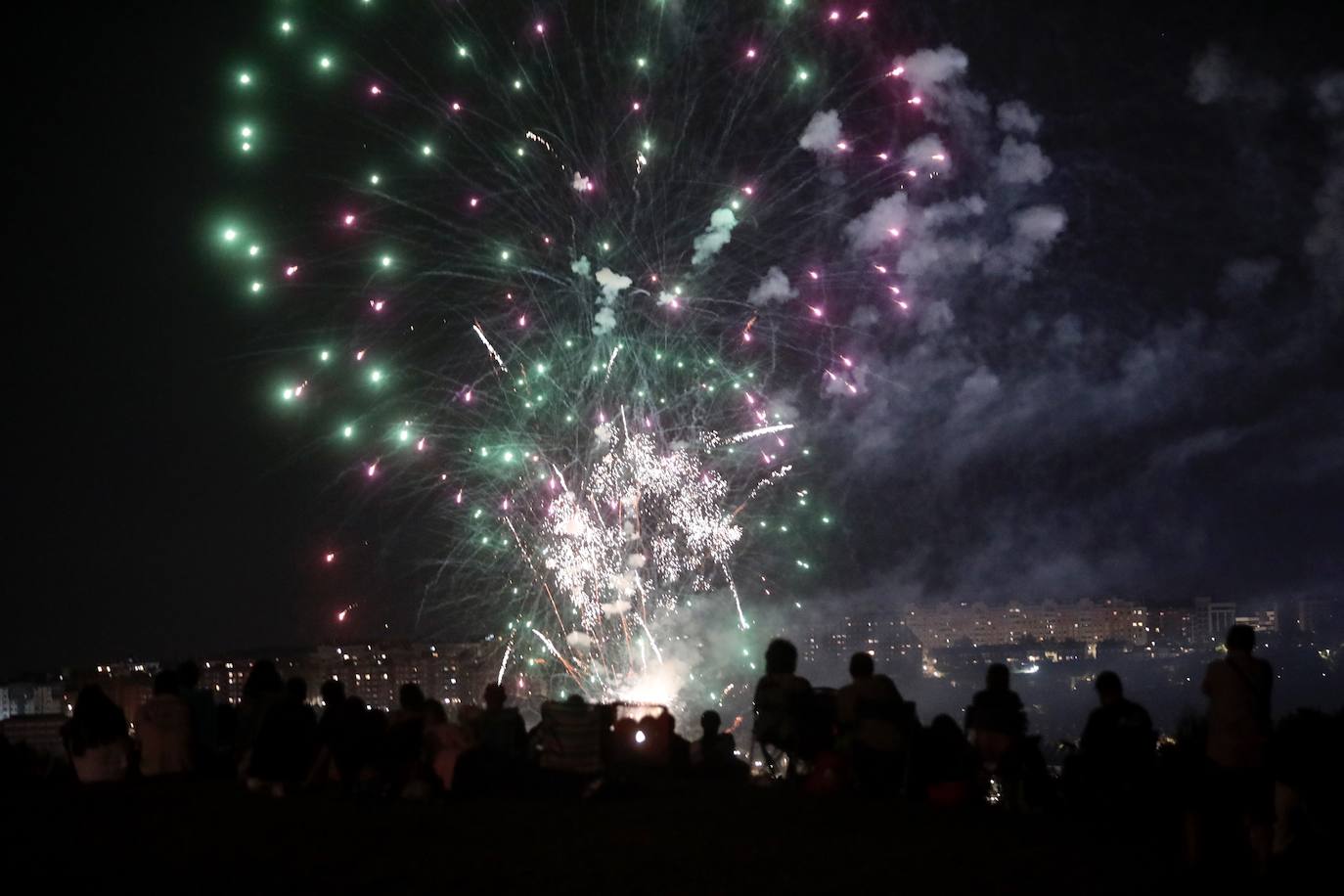 Los primeros fuegos artificiales, en imágenes