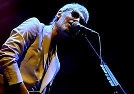 Ariel Rot, durante la primera parte de la velada musical en la Plaza Mayor.