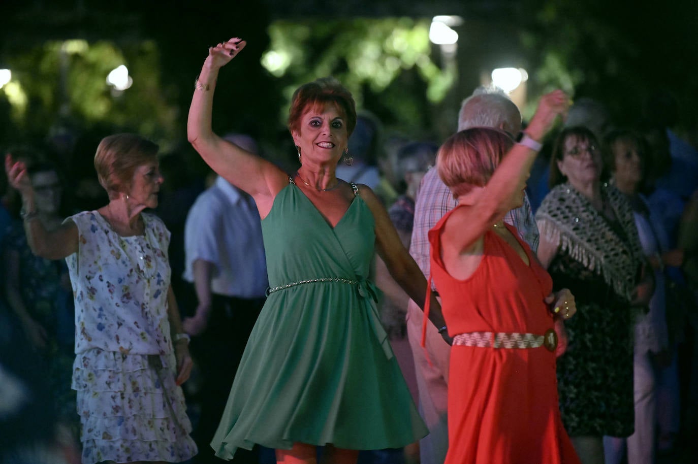 Los mayores disfrutan bailando en la verbena organizada en el Campo Grande