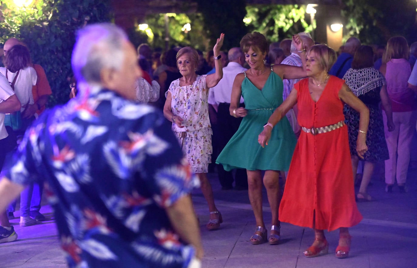 Los mayores disfrutan bailando en la verbena organizada en el Campo Grande