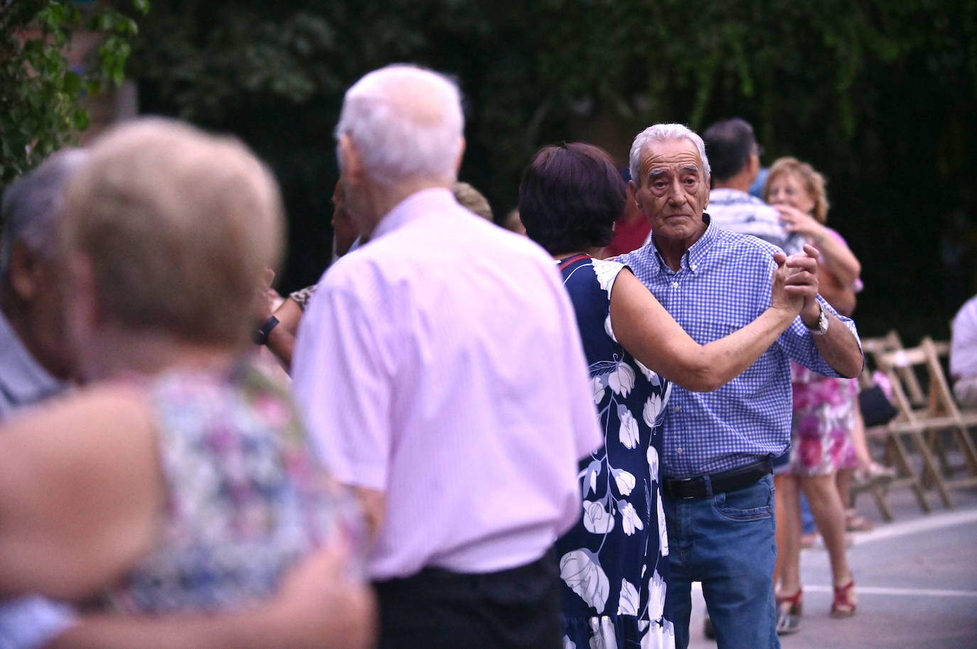 Los mayores disfrutan bailando en la verbena organizada en el Campo Grande