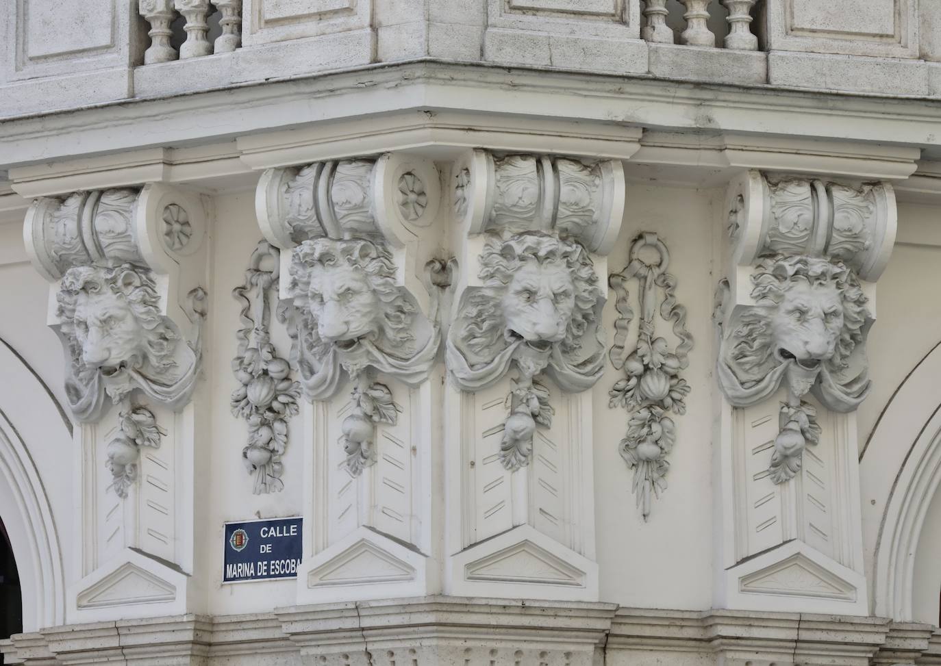 Leones bajo las cornisas de la Casa Mantilla.