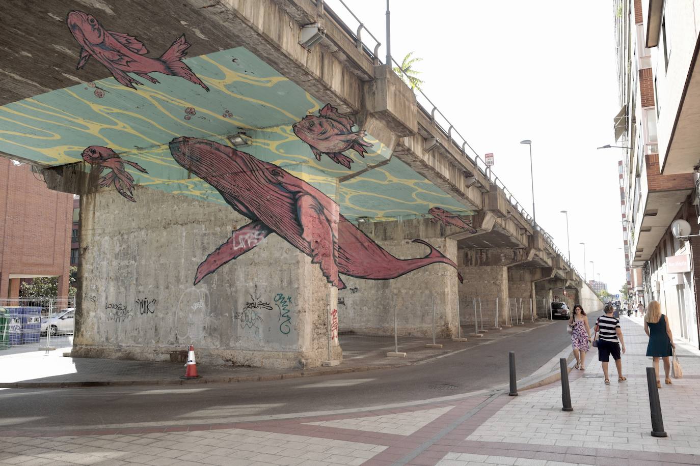 Ballena y peces en el viaducto del Arco de Ladrillo