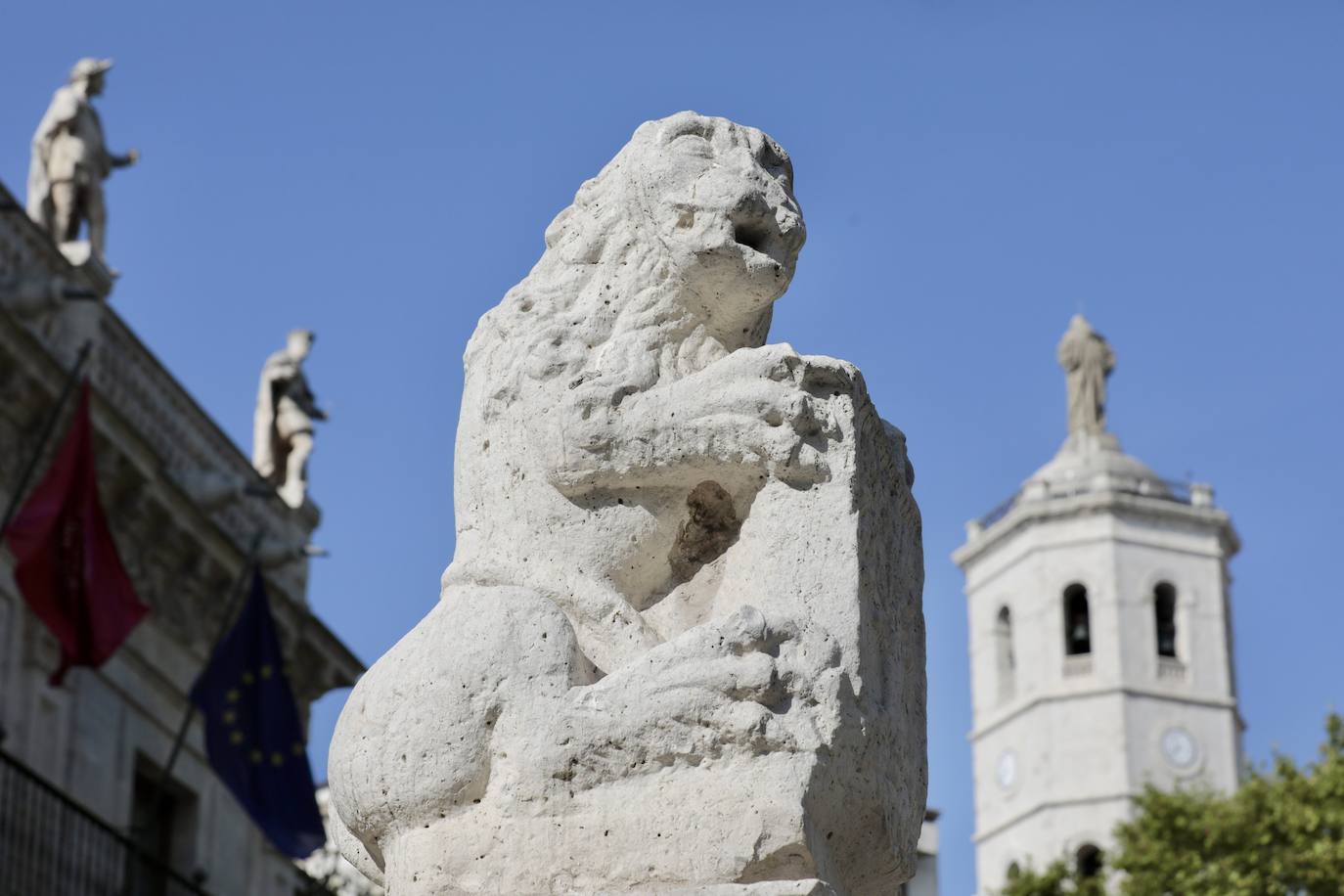 Uno de los leones de la plaza de la Universidad.