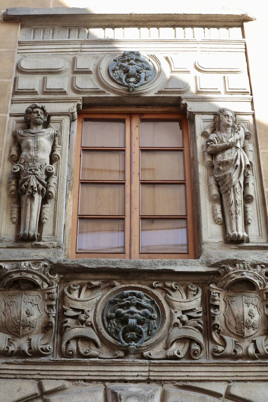 León sujetando una argolla en la fachada palacio de los Valverde, en la calle San Ignacio