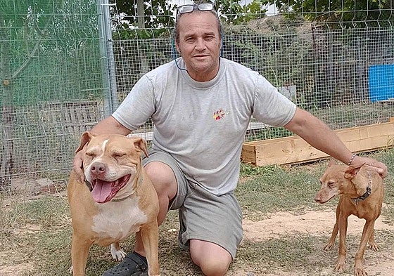 Francisco Martín, junto a varios perros.