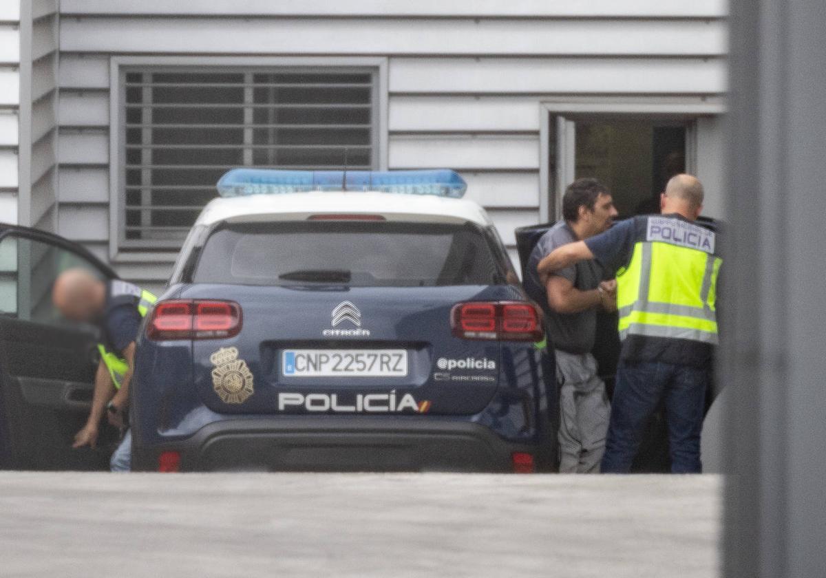 Juan Carlos San José llega a la comisaría de Delicias tras ser detenido en Vigo por matar a su pareja.