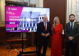 Jesús Julio Carnero, Irene Carvajal y Francisco Blanco posan tras la rueda de prensa de las Ordenanzas.