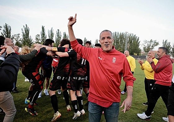 Carrasco, secretario del Laguna, celebra el ascenso en mayo de 2023.