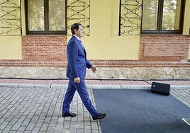 Alfonso Fernández Mañueco se dirige al atril antes de su rueda de prensa en el Colegio de la Asunción.