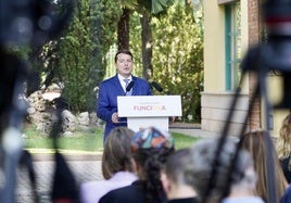 Alfonso Fernández Mañueco, durante su rueda de prensa en los jardines del Colegio de la Asunción, sede de la Junta.