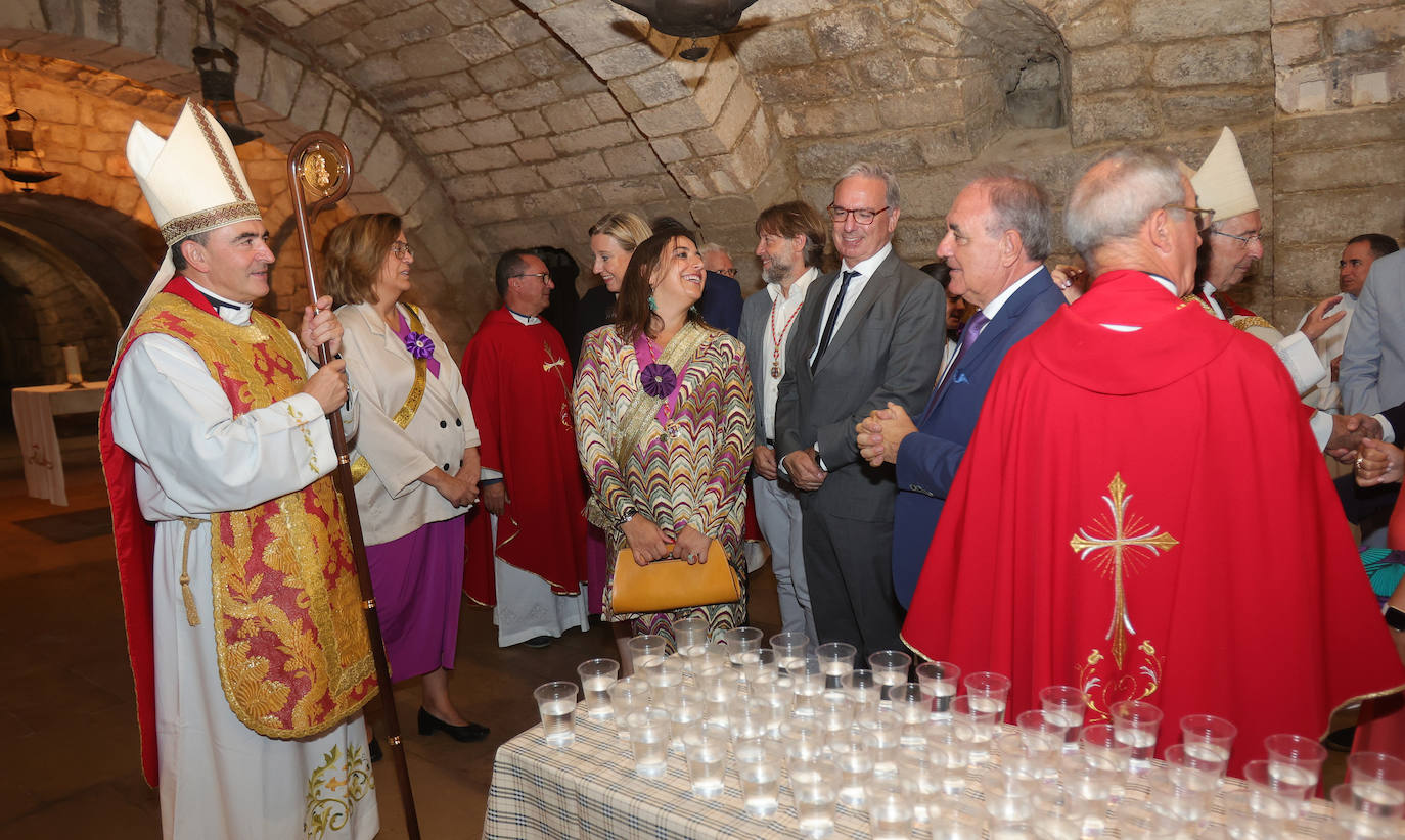 Los palentinos cumplen con la tradición de beber agua en la Cripta