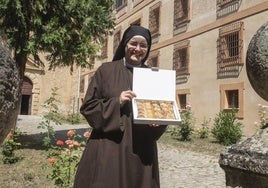 La hermana Bernardette, con una caja de pastas.