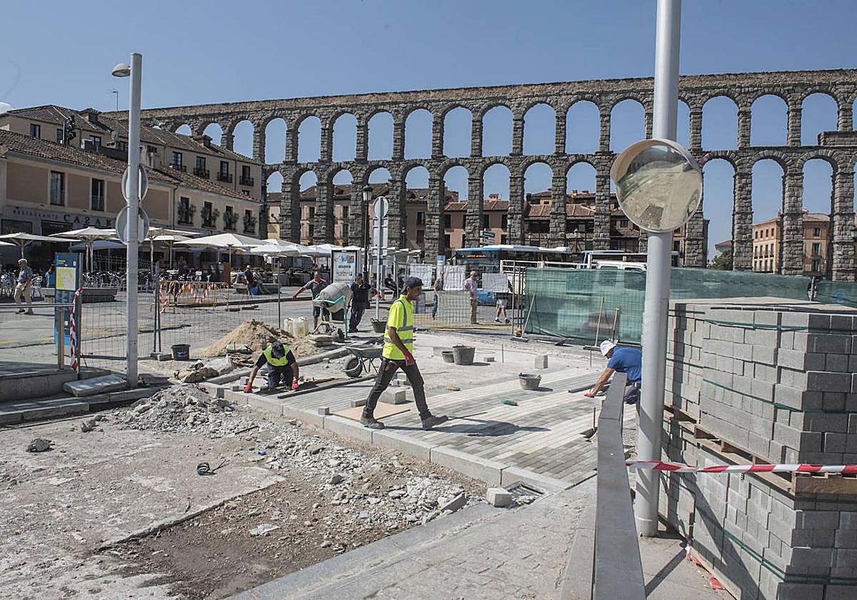 Obras que se ejecutan en la parte baja de la avenida, casi en la plaza Oriental.